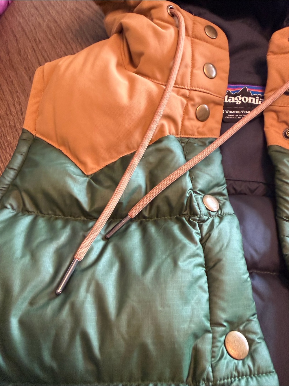 Patagonia Women’s Hooded Bivy Hoooded Down Vest - Green/Tan - Picture 4 of 6